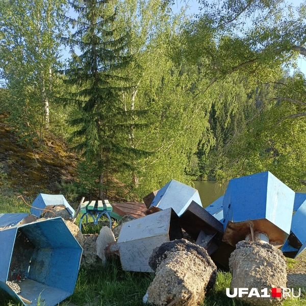 Выкорчеванные урны | Источник: Лейсан Загитова / UFA1.RU