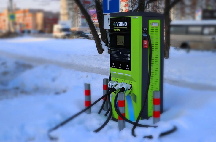 Станция зарядки электромобилей на парковке возле кафе. Ижевск, 2025 | Источник: Smolll/Shutterstock/Fotodom.ru