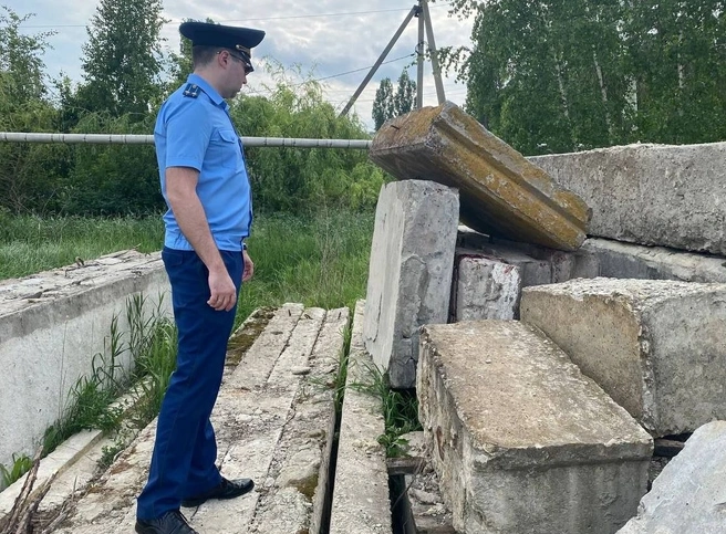В Саратовской области восьмилетнего мальчика насмерть придавило бетонной плитой | 62.ru