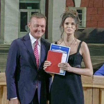 Нашла силы проститься: 25-летняя любовница Романа Старовойта Полина Корнеева растерянно стоит у открытого гроба