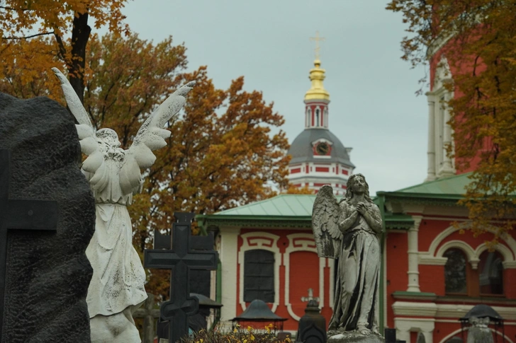 Загадочные склепы, ангелы и плакальщицы: 3 самых красивых кладбища Москвы
