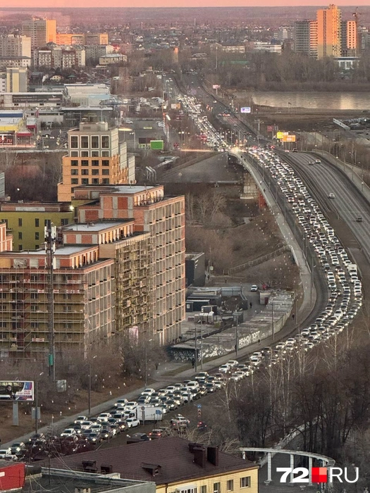 На Профсоюзном мосту водителям пришлось сегодня постоять | Источник: читательница 72.RU