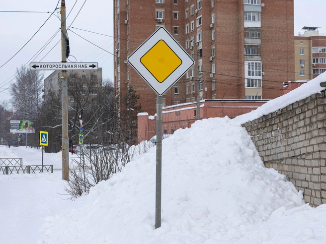 Вокруг — сугробы высотой около метра. | Источник: Артем Бауман / 76.RU