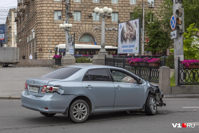 Одна из пострадавших машин — седан Toyota | Источник: Константин Завриков / V1.RU