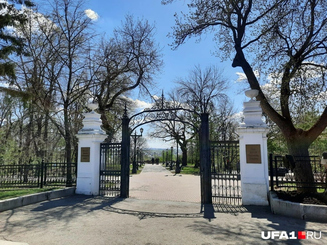 В саду старинные ворота | Источник: Ольга Громова
