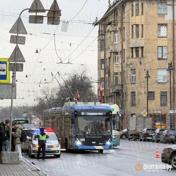 Кровь на тротуаре и две битые машины. Что происходит на Загородном | Источник: Валентин Егоршин / «Фонтанка.ру»