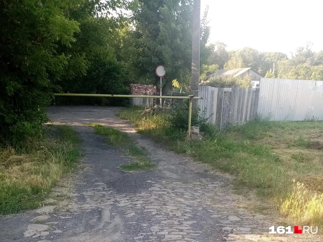 В Донецке житель написал жалобу в Генпрокуратуру из-за закрытого прохода к реке | Источник: читатель 161.RU 