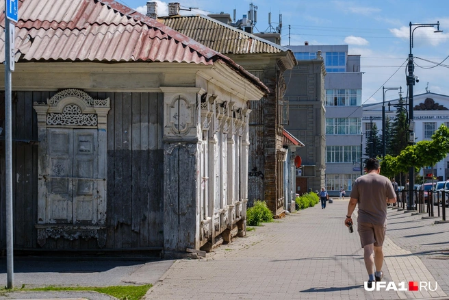 Ставни закрыты, значит, никто не живет, а на фоне виден университет | Источник: Булат Салихов / UFA1.RU