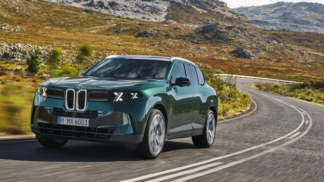 Начнем с баварцев, которые на днях явили миру новый BMW X5 G65 с дизайном в стиле Neue Klasse, которые до этого получили электромобили iX3 и i3. В отличие от них, X5 построен на классической платформе CLAR, которую адаптировали сразу под пять типов силовых установок. Для модели предлагаются бензиновые двигатели и дизели, плюс она может быть параллельным подзаряжаемым гибридом, чистым электромобилем (батарея&nbsp;— на 141 кВт*ч) и даже водородомобилем. Счастливы и фанаты марки, и «зеленые» | Источник: пресс-служба компании BMW / bmw.com