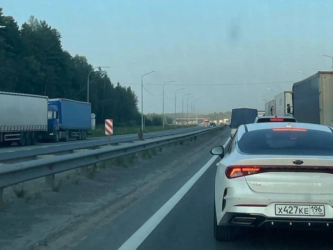 По словам очевидцев, причиной пробки стала авария | Источник: читатель E1.RU
