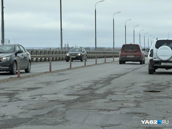 На мост через Оку слишком много жалоб, но пока его ремонт только в планах | Источник: Сергей Петунин / YA62.RU