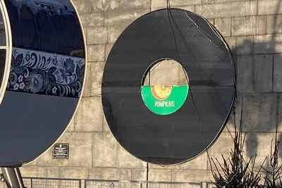 В екатеринбургском ледовом городке упала декорация