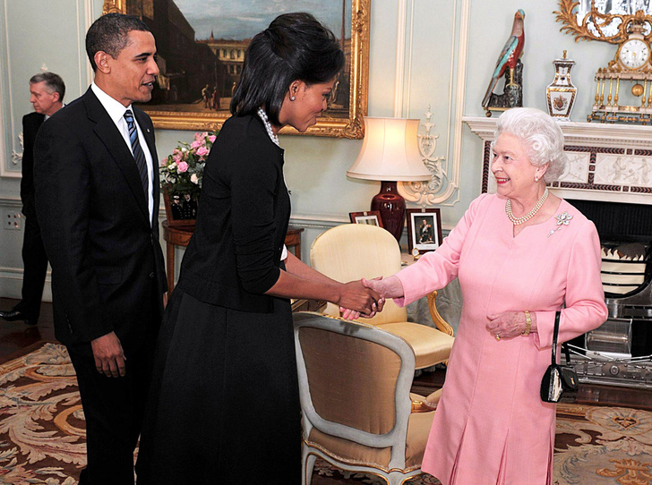 Мишель Обама наконец-то призналась, зачем обняла Елизавету II