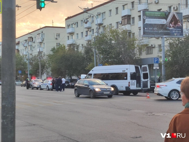 На месте работает полиция | Источник: Денис Гусаков / V1.RU