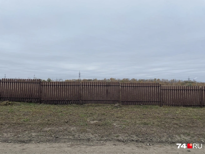 Поле, которое будут застраивать, отделено от поселка заборчиком | Источник: Виталий Гущинский