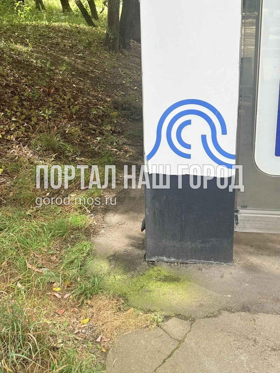 Мусор убрали с остановки после жалобы | Источник: gorod.mos.ru