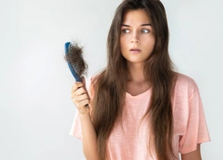 Что вы делаете не так: 3 вредные привычки, которые ведут к выпадению волос (и они есть у вас)