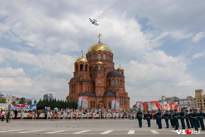Под конец парада над центром города полетели самолеты АН-2 | Источник: Алексей Волхонский / V1.RU