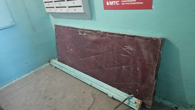 Дверь на первом этаже в четвертом подъезде | Источник: Дарья Никитченко / 45.RU