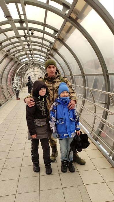 Денис воспитывает двух сыновей | Источник: фонд «Защитники Отечества»