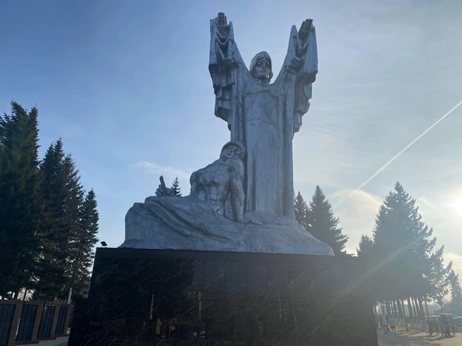 Привели в порядок зону памяти у мемориала Великой Отечественной войны | Источник: www.nso.ru