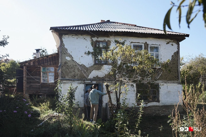 Дом, в котором живет Борис Карапетович с супругой | Источник: Дарья Паращенко / 93.RU