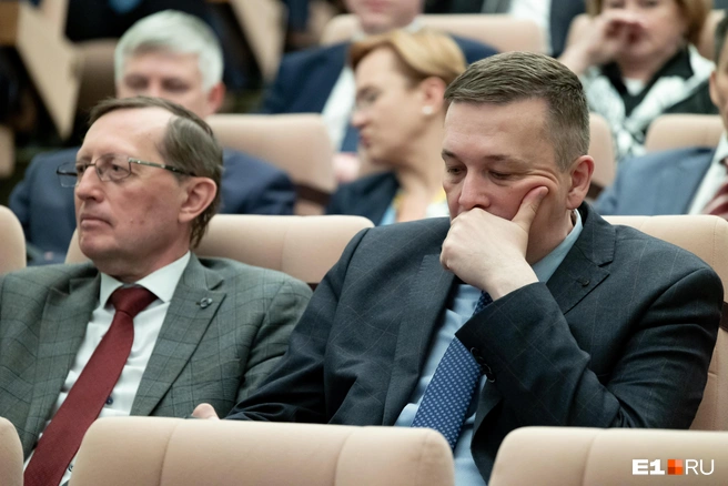 Василий Козлов — справа, слева — Павел Креков, уже оставивший правительство региона | Источник: Владислав Лоншаков / E1.RU
