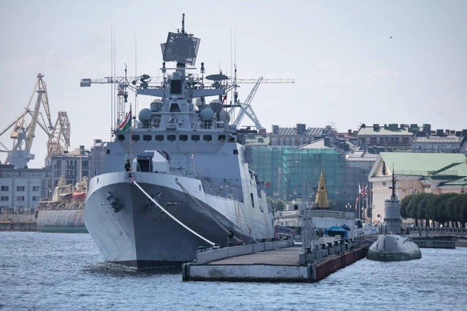 Индийский фрегат Tamal пришвартовался в Петербурге ко Дню ВМФ. Фото | Источник: Валентин Егоршин / «Фонтанка.ру»