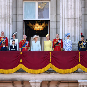 Как выглядит королевская семья Британии сейчас: самое легендарное фото, которое обсуждает весь мир