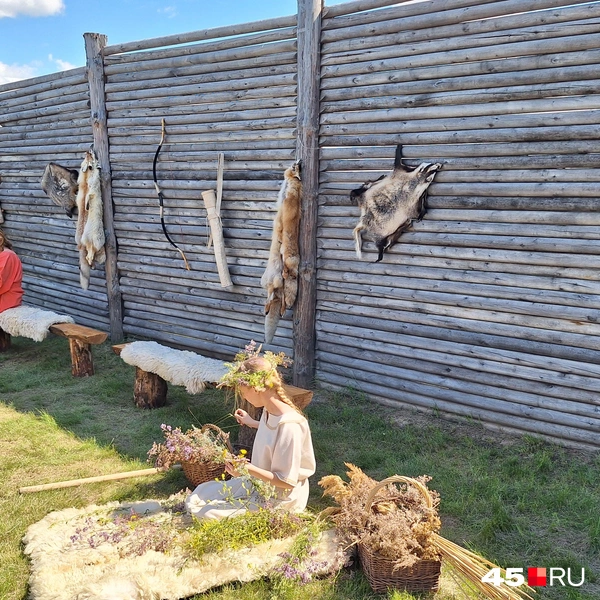 Древние люди занимались охотой и собирательством, поэтому на стенах висят шкуры добытых животных и лук с колчаном | Источник: Александр Лисихин / 45.RU 