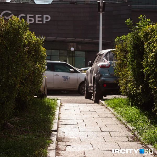 В местах отхода от променада плитка не в таком хорошем состоянии | Источник: Даниил Конин / «ИрСити»