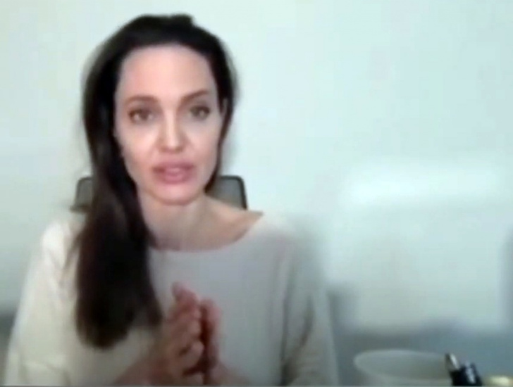Добрая улыбка и грустные глаза: Анджелина Джоли вышла в прямой эфир из дома
