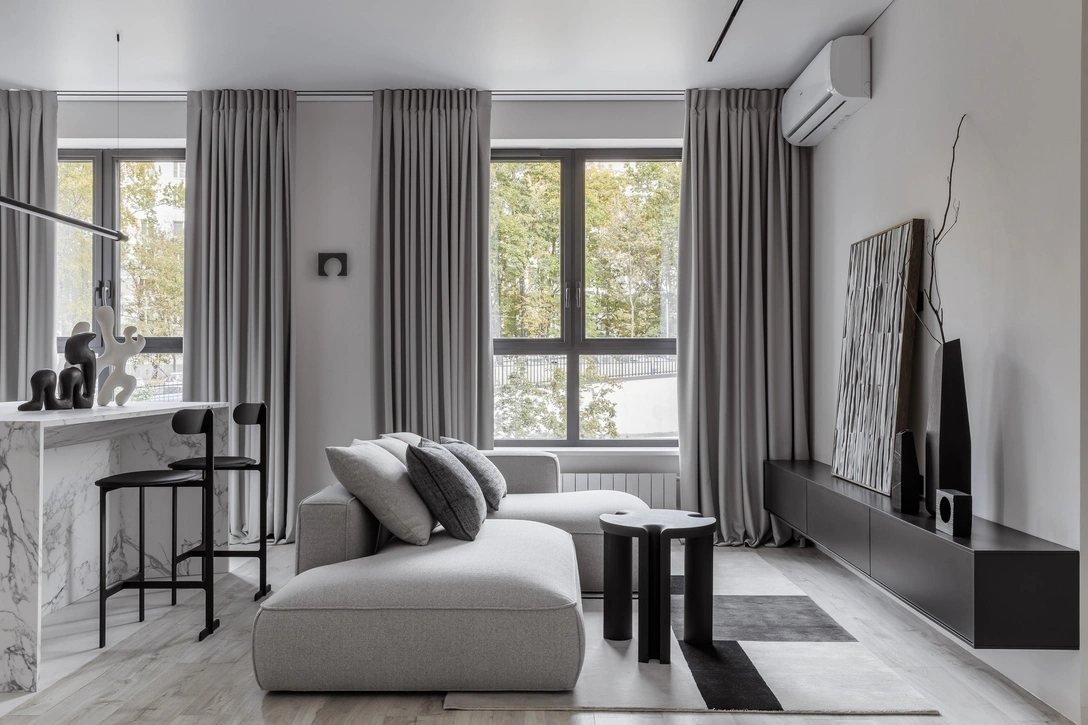 Кухня-гостиная. Диван, Mononova. Журнальный столик и декор из дерева, Modenature. Ковер, Dovlet House. Подушки, Enere Italy. | Источник: Михаил Чекалов. Стиль: Ирина Темнова