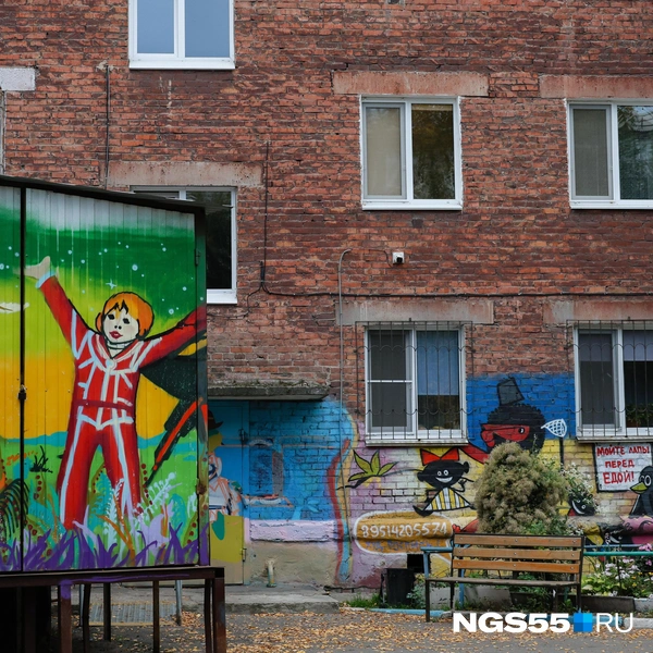 А вот и Алиса Селезнева с птицей Говоруном | Источник: Евгений Софийчук / NGS55.RU