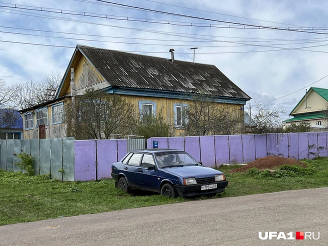 Забор интересного цвета | Источник: Андрей Бирюков / UFA1.RU