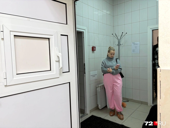 В фильтре два отделения, где на лавочках сидят и ожидают приема простудившиеся тюменцы  | Источник: Мария Токмакова / 72.RU