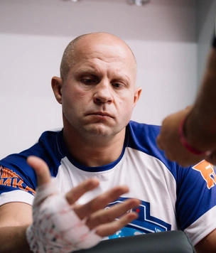 «Последний император» Федор Емельяненко победил Тимоти Джонсона за две минуты — видео боя