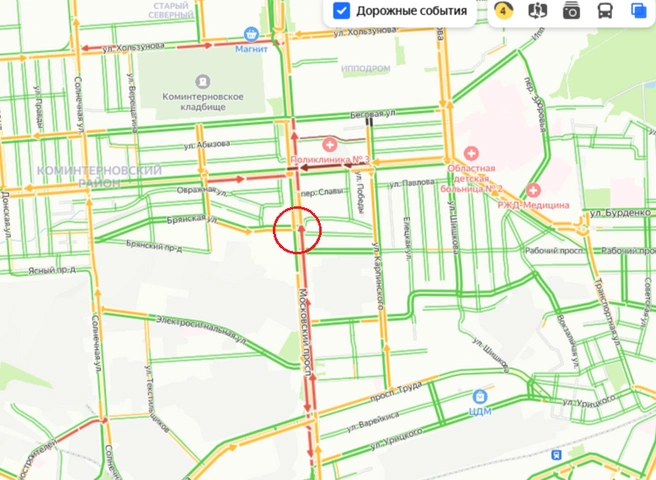 Дорожная обстановка на Московском проспекте в 17:45. Выделен перекресток, возле которого появился новый наземный переход | Источник: Яндекс Карты