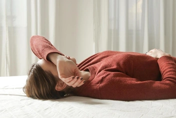 Как стресс выражается на языке тела: 10 сигналов, которые нужно отслеживать