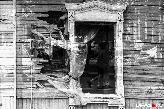 Студенты словно прямо в этом пустом окне | Источник: Булат Салихов / UFA1.RU