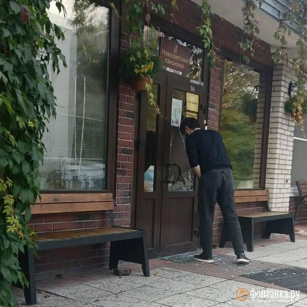 В Гатчинском районе мужчина на красной «Инфинити» устроил погром в доме престарелых | Источник: читатель «Фонтанки»