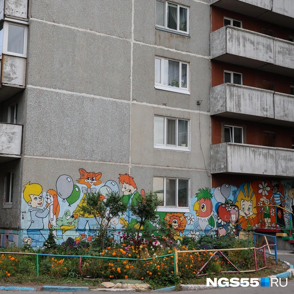Мультяшный фасад соседнего дома | Источник: Евгений Софийчук / NGS55.RU