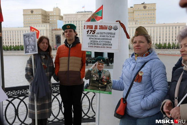 Их родственники служили в одном отряде. Незнакомые прежде люди, сплетенные судьбой, собираются теперь каждый год — почтить память | Источник: Артем Устюжанин / MSK1.RU