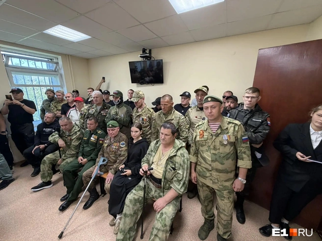 Ветерана пришли поддержать десятки боевых товарищей | Источник: Дарья Манохина / E1.RU