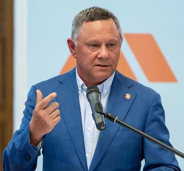 Президент группы «Магнезит» Сергей Коростелев работает в компании более 40 лет. Он начинал в 1984 году слесарем на дробильно-обогатительной фабрике, в 2005 году возглавил комбинат «Магнезит» | Источник: пресс-служба группы «Магнезит»