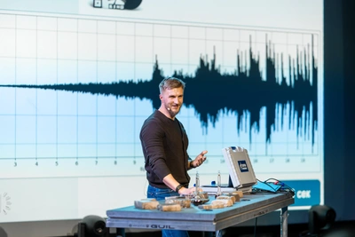 Петербургский геофизик создал музыкальный альбом из шума нефти