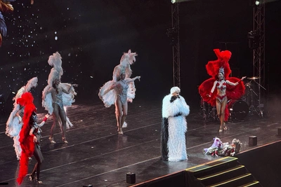 Фанатки осадили Киркорова на выступлении в Екатеринбурге