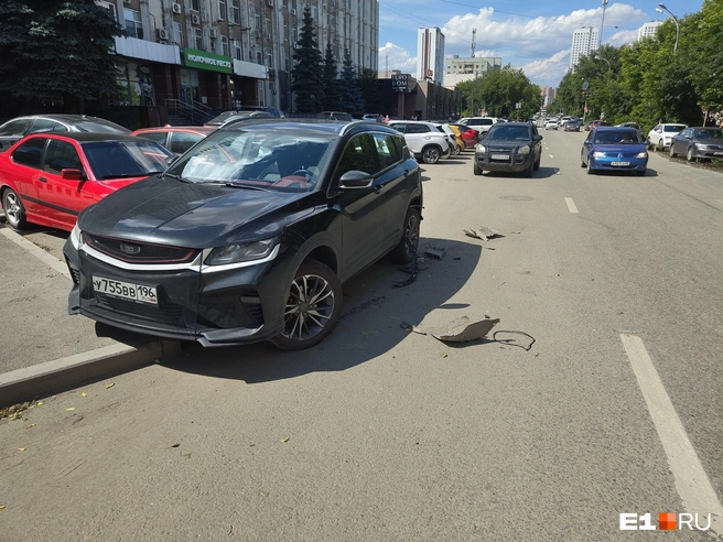 На дороге остались куски корпуса | Источник: читатель Е1.RU