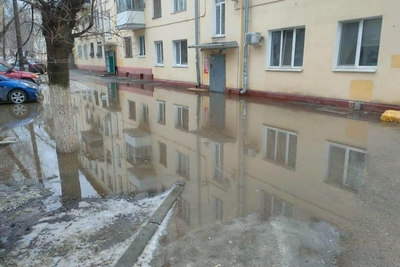 Volgograd residents trapped in entrance by huge puddle