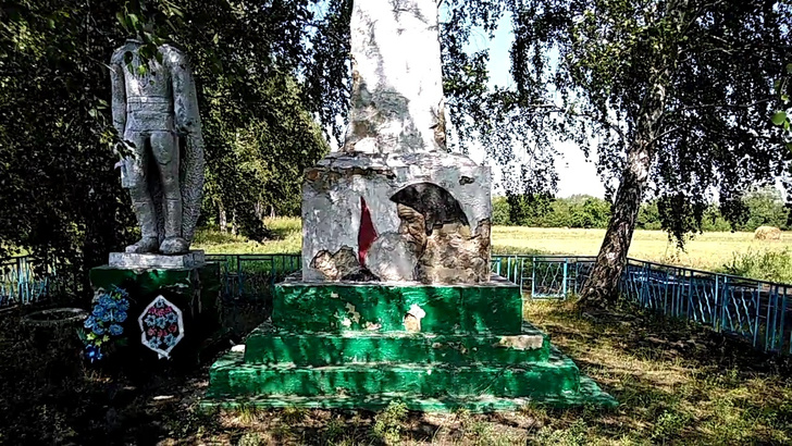 В Мордовии памятник погибшим в Великой Отечественной войне отреставрировали сайдингом, но после негодования жителей обещали все переделать (фото)
